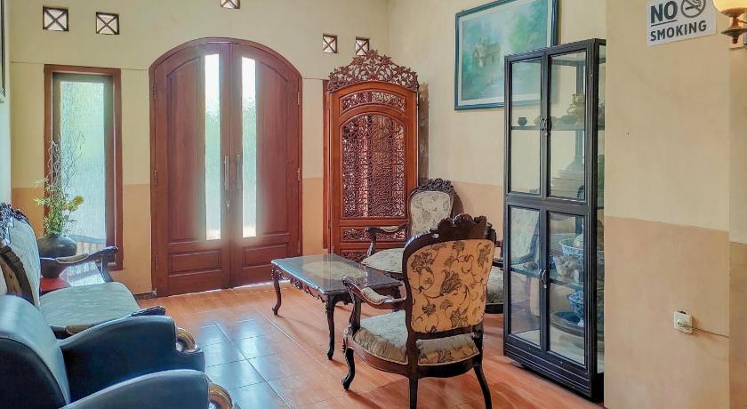 RedDoorz Near Alun Alun Kota Wisata Batu – Malang, MO