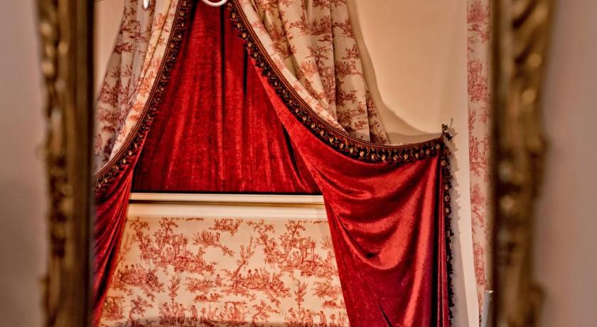 รูปของห้องดีลักซ์เตียงใหญ่พร้อมระเบียง (Deluxe Double Room with Balcony) 11