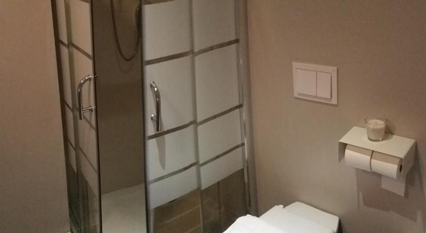 Фото: Двухместный номер с 1 кроватью и собственной ванной комнатой (Double room with private bathroom) 3