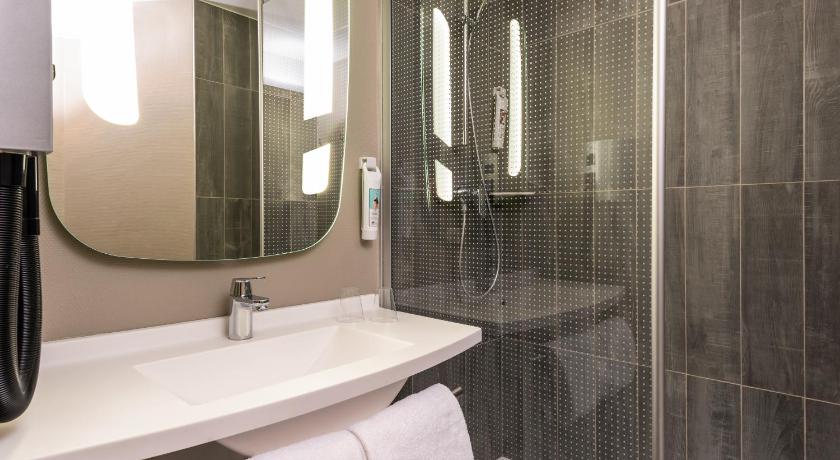 Room with view and ibis double bedの画像 9