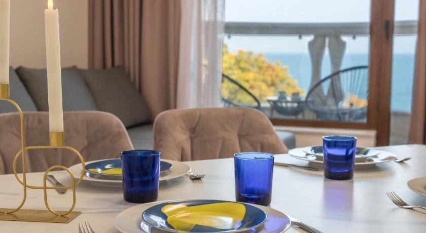 Luxurious and panoramic apartment at the beach. - image 35