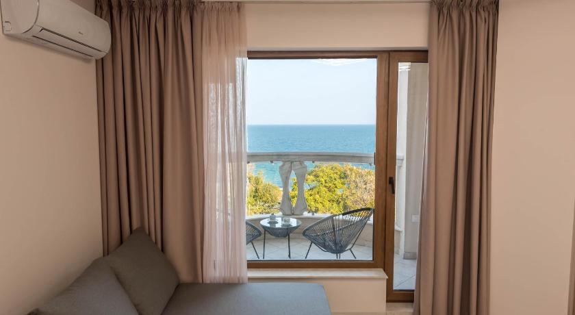 Luxurious and panoramic apartment at the beach. - image 44