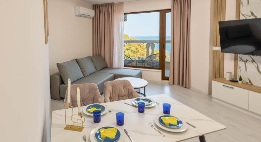 Luxurious and panoramic apartment at the beach. - image 13