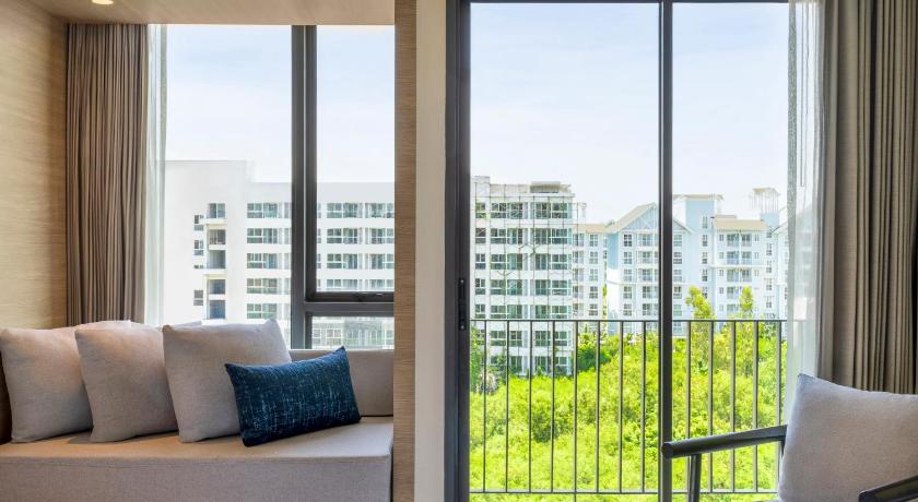 パタヤ Howard Johnson by Wyndham Pattaya JC 4つ星 ホテル プール