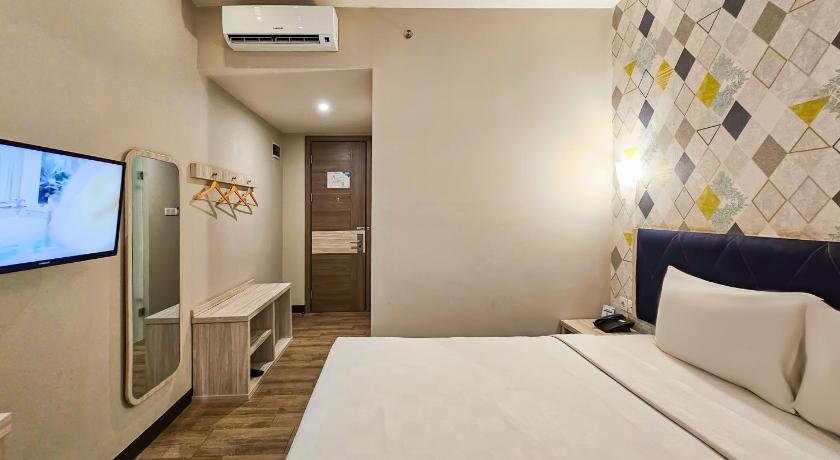 Image of Deluxe King Room 11