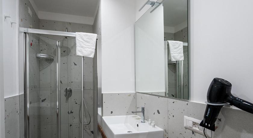 Image of Deluxe Double Room with Side Sea View 9
