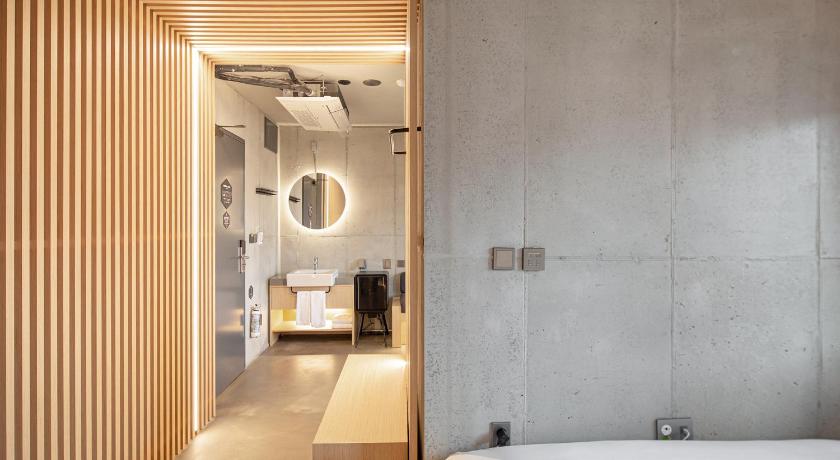 Image of Deluxe King Room 7