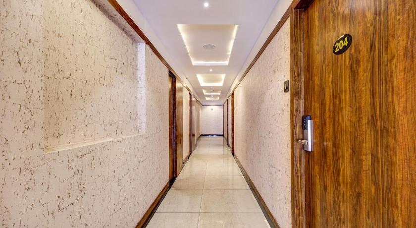 hotel blak and wite - image 10