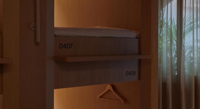 Image of Capsule - Female Only, Windowless 3