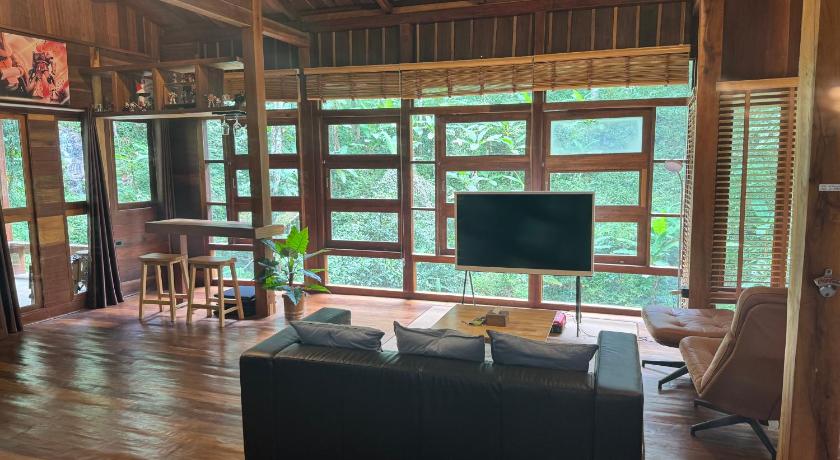 Image of Deluxe King Suite 8