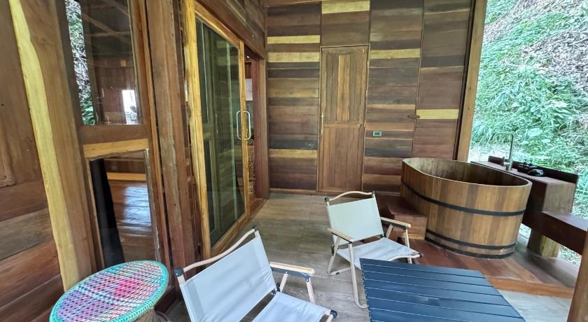 Image of Deluxe King Suite 10
