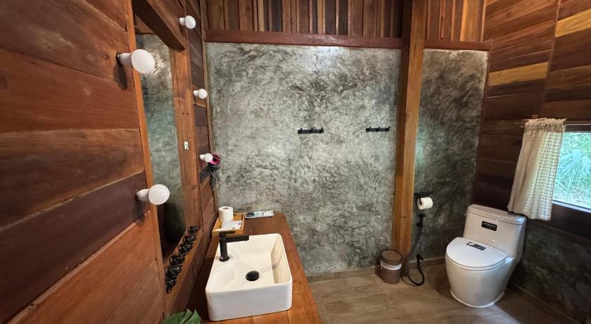Image of Deluxe King Suite 9