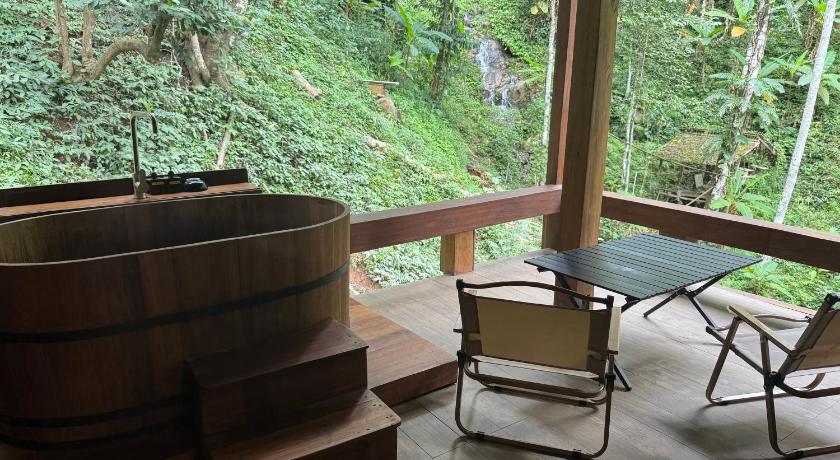 Image of Deluxe King Suite 1