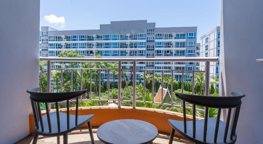 Image of Deluxe Double Pool View 1