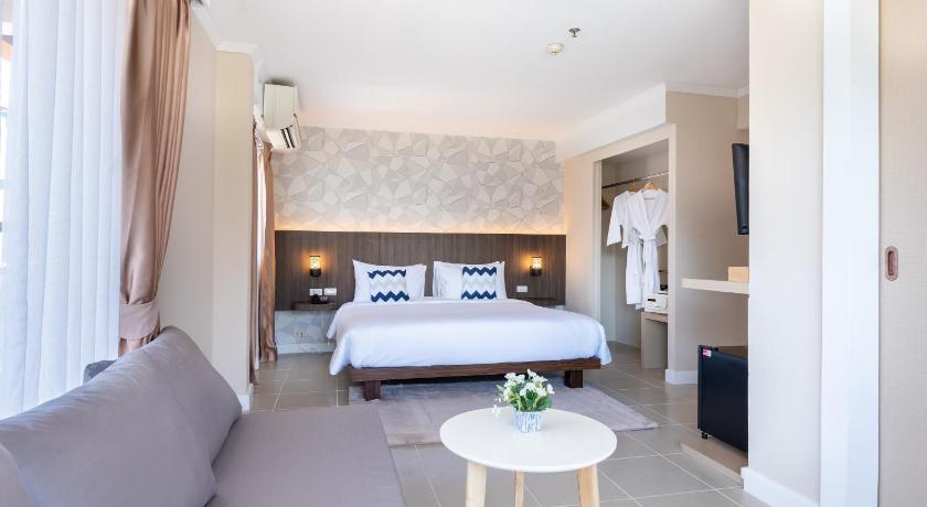 Image of Corner Suite with Balcony 4