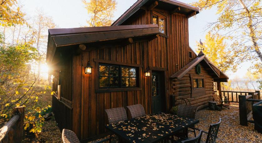 20 min to Yellowstone, Family Cabin, Fire Pit