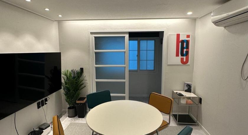 Busan StayHere(B-3)[Gwangan] 5 minutes from Gwangalli Beach [Projector, 55-inch TV] 3-Star Guesthouse lobby