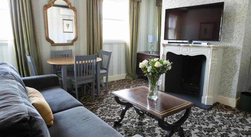 Image of Deluxe one Bedroom suite with Kitchenette 4
