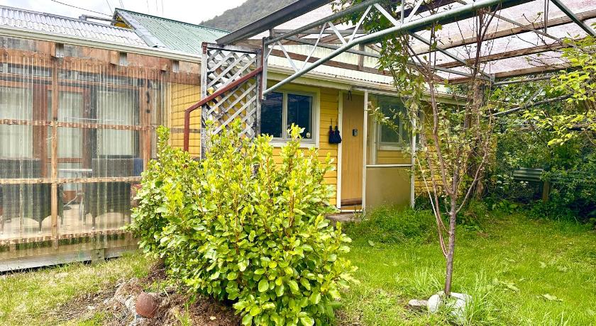 Alpine House with Stunning Mountain Views, 1 Bedroom, Sleeps 6, Near Road & Rail Loft & Bunks