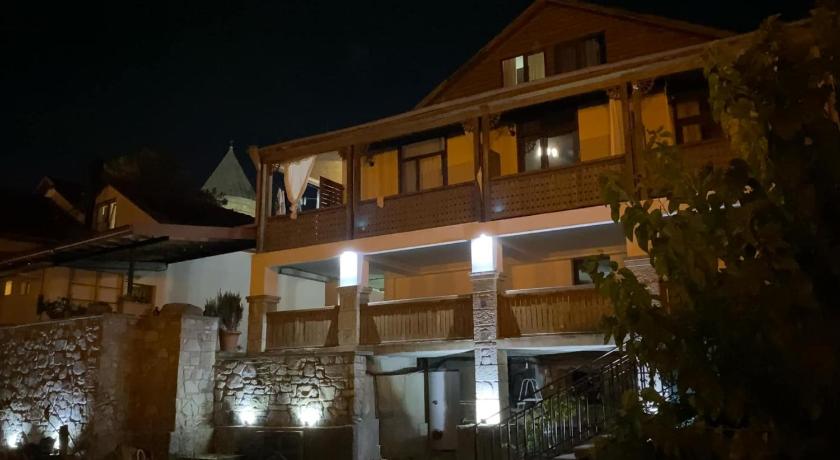 8 rooms