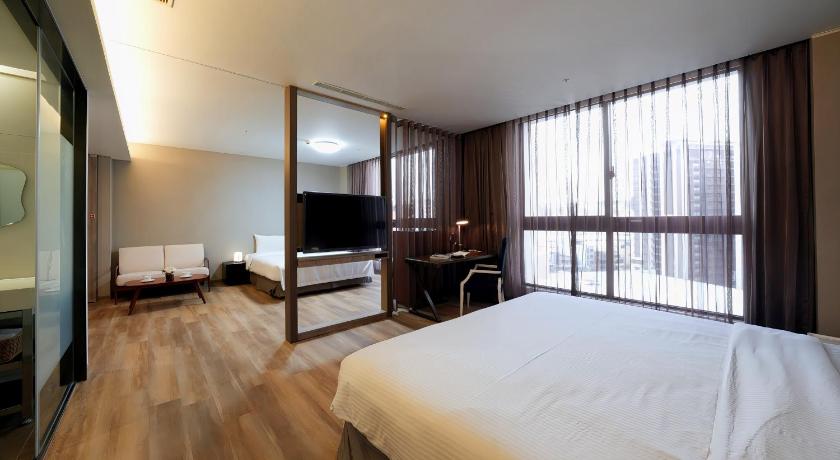 Image of Deluxe Queen Room with Two Queen Beds 1