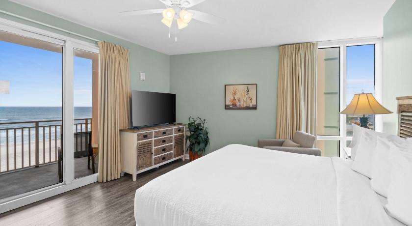 Image of Three-Bedroom Apartment with Sea View - 101W 3