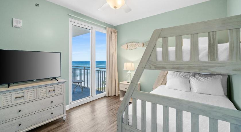 Image of Three-Bedroom Apartment with Sea View - 101W 7