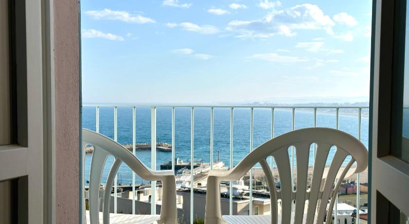 Numana, cielo-terra con meraviglioso giardino vista mare - N254