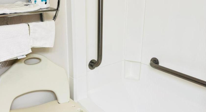 Image of 1 Queen Bed, Mobility Accessible Room, Bathtub w/ Grab Bars, Non-Smoking 5