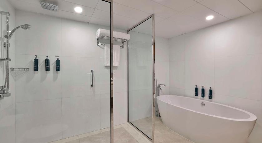 Image of Two Queens Fam Suite W/ Partial Sea View 7