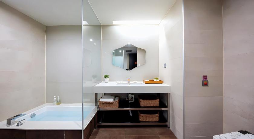 Image of Executive Triple Room 13