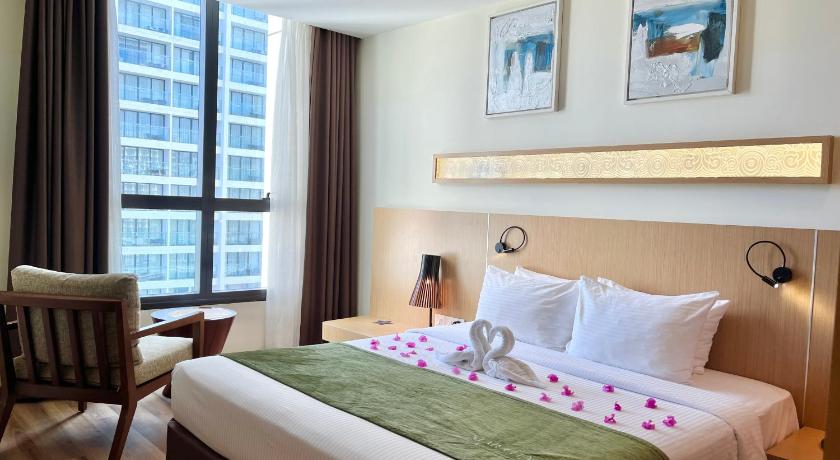 Image of Deluxe Partial Ocean View King Room 11