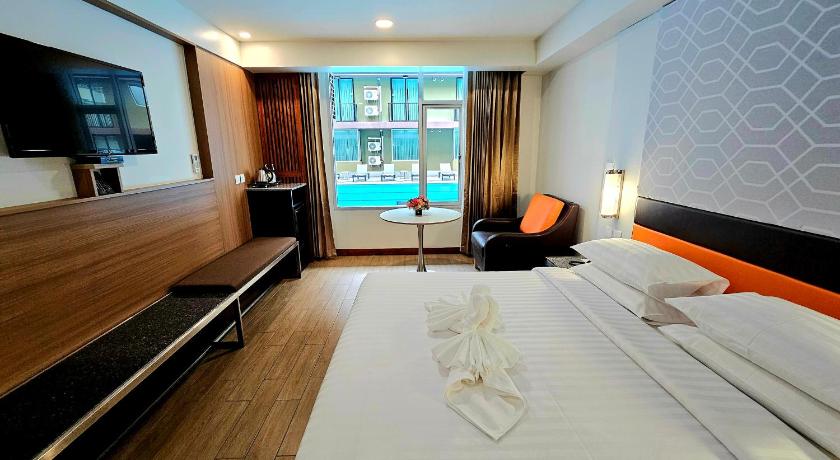 Image of Deluxe King Bed with Pool View - Non-smoking 1