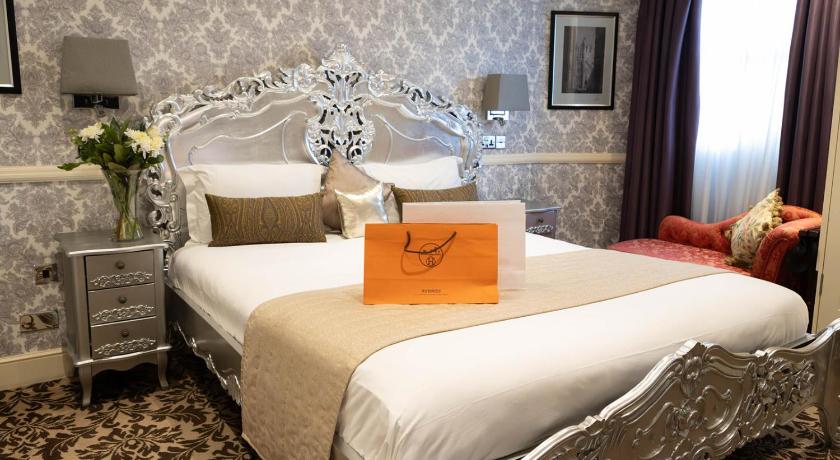 Image of Deluxe one Bedroom suite with Kitchenette 3