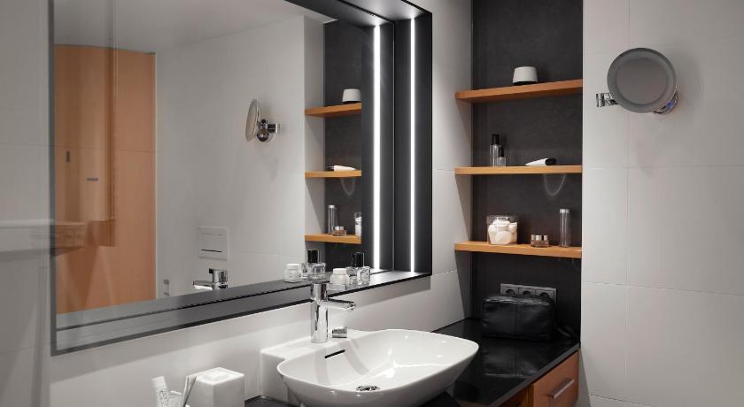 Image of Executive King Studio with Kitchenette 4