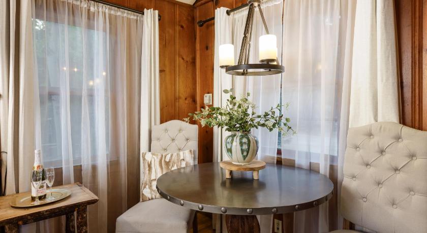 트윈 픽 Arrowhead Pine Rose Cabins 숙소 레스토랑