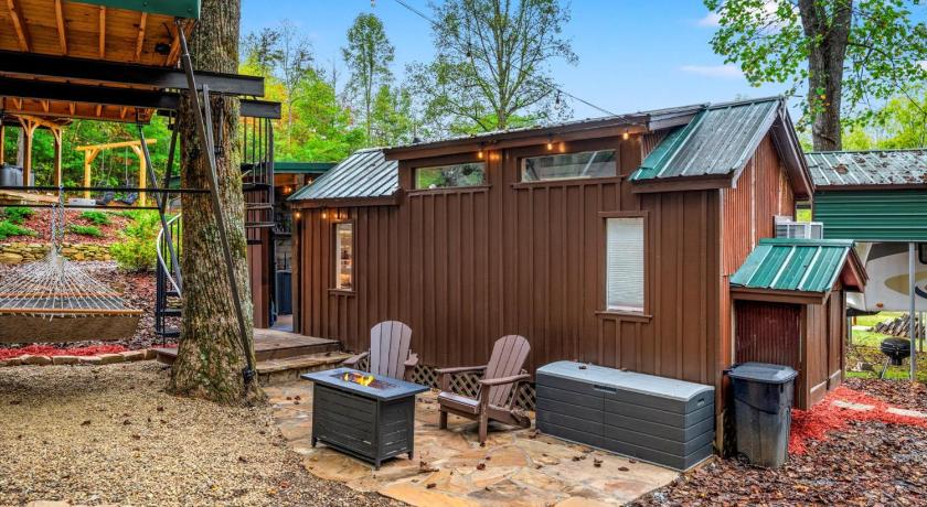 헤인스빌 The Tree Spa, Tiny Cabin w Hot Tub in the trees 3성급 숙소 레스토랑