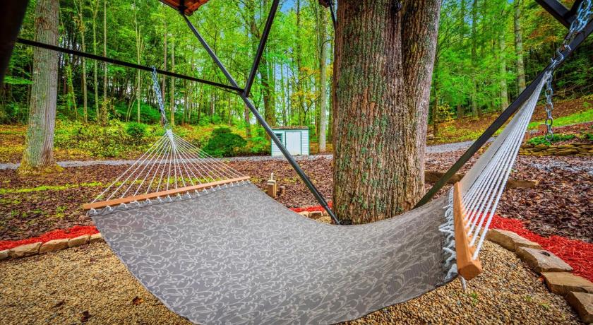 헤인스빌 The Tree Spa, Tiny Cabin w Hot Tub in the trees 3성급 숙소 스위트룸