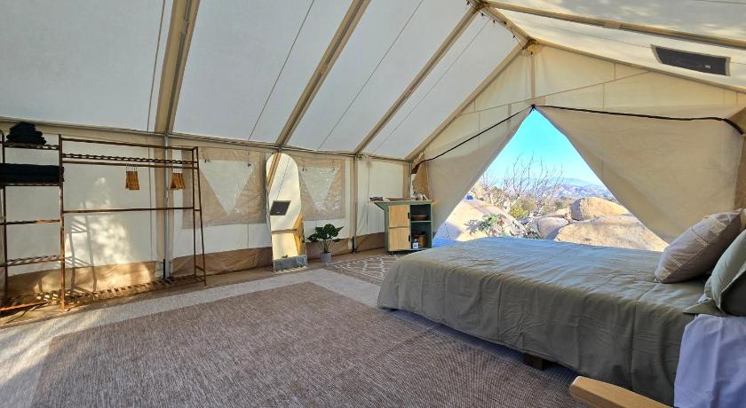 A Cozy Sunrise Glamping Escape with Panoramic View