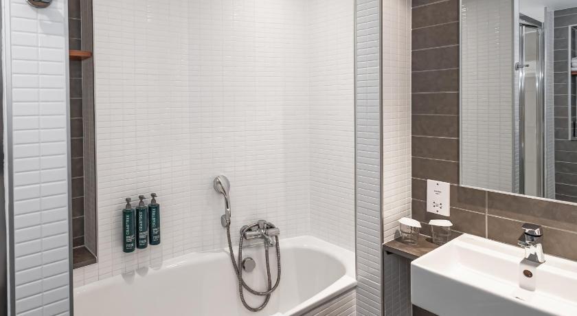 Image of King Atrium Suite 9
