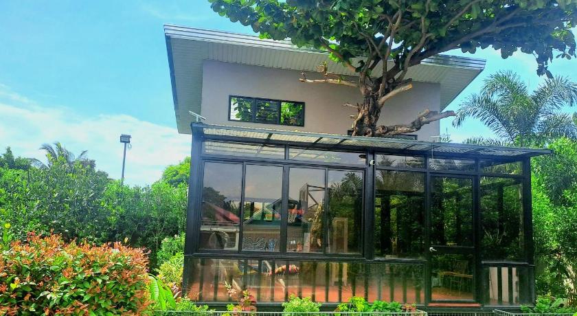 Entire Loft House Patio & Garden, Belle's Homestay