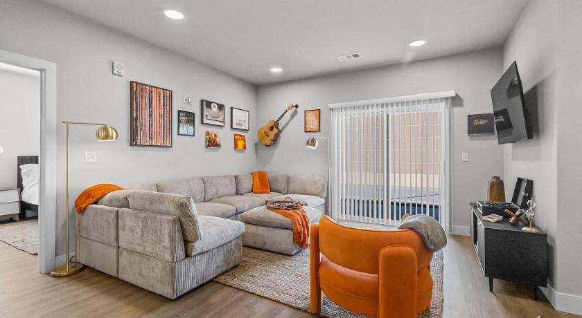 Cozy Apt, Gym, King Bds, Sectional, Open Pool