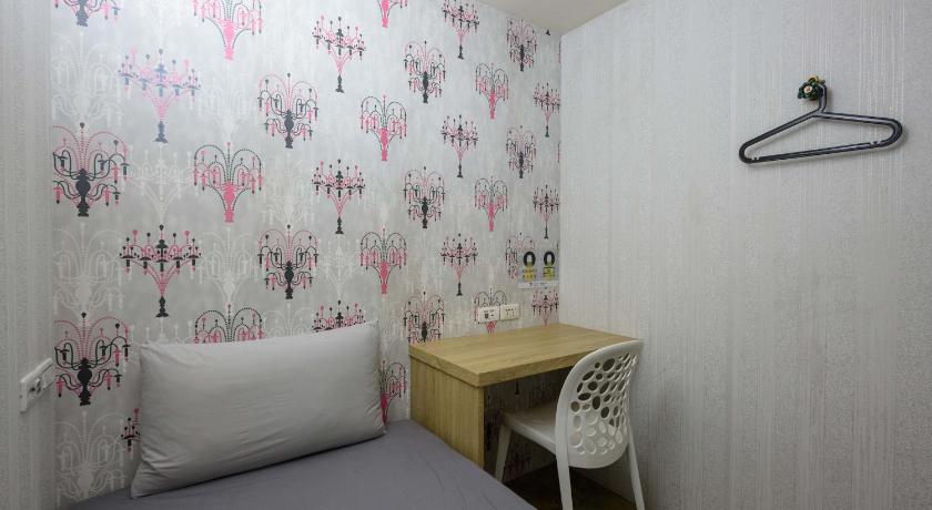 Image of Female Single Room with Shared Bathroom 5