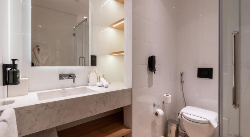 Image of Deluxe King Room 3