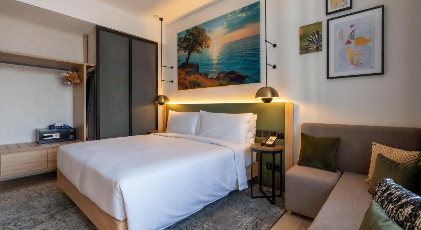 Image of Deluxe King Room 6