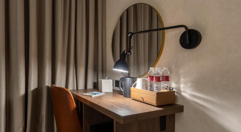 Image of Deluxe King Room 2