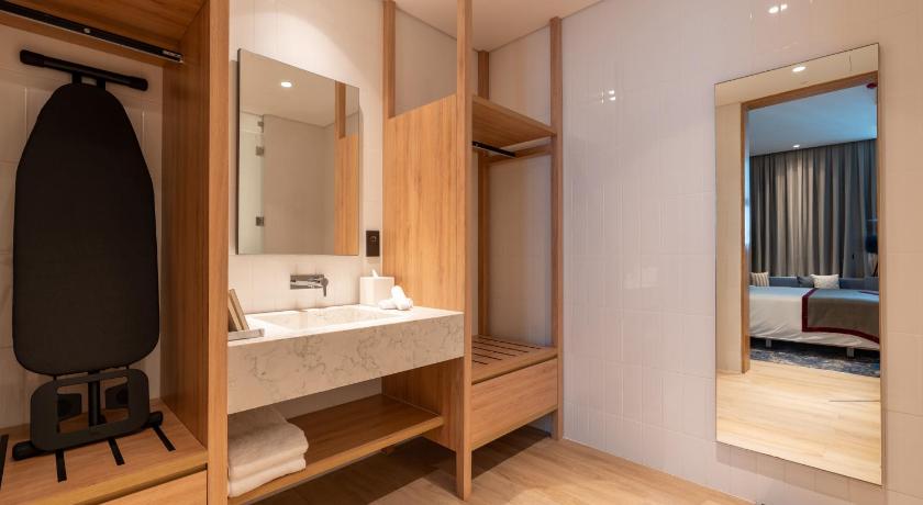 Image of Deluxe Family Suite 7