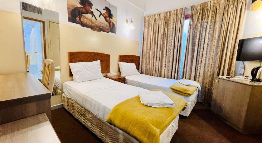 Queens Hotel - main image