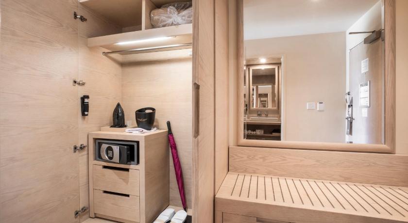 Image of 1 King Bed Premium Mountain View 12