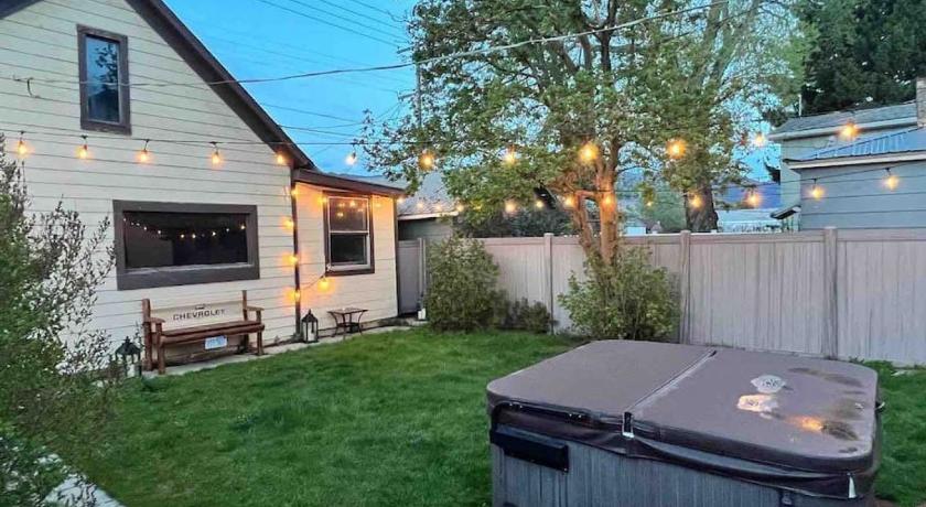Bo's Queen Anne with Hot Tub and fenced backyard